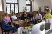 Ute (Isabell Hertel, r.) konfrontiert die Schilleralleeler mit der Hiobsbotschaft. Von links: Ronja (Theresa Traser), Irene (Petra Blossey), Anna (Marie Zielcke), Baris (Metehan Demiröz), Bambi (Ben Heinrich), Paco (Milos Vukovic) Ute (Isabell Hertel, r.) konfrontiert die Schilleralleeler mit der Hiobsbotschaft. Von links: Ronja (Theresa Traser), Irene (Petra Blossey), Anna (Marie Zielcke), Baris (Metehan Demiröz), Bambi (Ben Heinrich), Paco (Milos Vukovic)