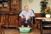 W&ouml;ller (Fritz Wepper) hat zuviel getanzt.