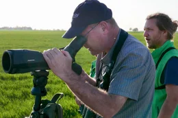 SWR VOGELPERSPEKTIVEN, am Freitag (23.08.24) um 23:25 Uhr im SWR. Ornithologe Dr. Norbert Sch&auml;ffer (l.) vor Ort &copy; SWR/if&hellip; Productions/Filmperlen, honorarfrei - Verwendung gem&auml;&szlig; der AGB im engen inhaltlichen, redaktionellen Zusammenhang mit genannter SWR-Sendung bei Nennung "Bild: SWR/if&hellip; Productions/Filmperlen" (S2+). SWR Presse/Bildkommunikation, Baden-Baden, Tel: 07221/929-23876, foto@swr.de