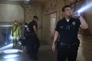Officer John Nolan (Nathan Fillion, r.)
