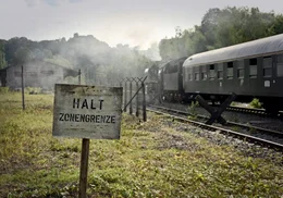 Weiterfahren oder aussteigen: Vor dieser schicksalhaften Entscheidung stehen Zugreisende nach Ost-Berlin am Tag des Mauerbaus, dem 13. August 1961.