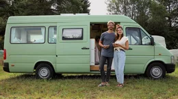 Melinda (r) und Dawid leben in ihrem selbst ausgebauten Van auf acht Quadratmetern.