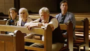 Klara (Elena Jesse), Anni (Sabine Hahn) und Gottfried (Christian P&auml;tzold) m&uuml;ssen sich eine Gardinenpredigt des Pfarrers anh&ouml;ren. Robert Aldinger (Bernd Gnann) vom Jugendamt ist eher aus Versehen in die Gesellschaft geraten.