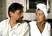 Der Chirurg Dr. Salk (Peter Rapp) macht mit Oberschwester Regine (Mareike Amado) Urlaub am Wörthersee. Der Chirurg Dr. Salk (Peter Rapp) macht mit Oberschwester Regine (Mareike Amado) Urlaub am Wörthersee.