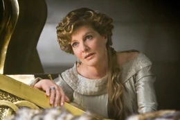 Frigga (Rene Russo).