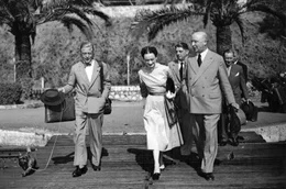 Der britische K&ouml;nig Edward VIII. und seine Geliebte Wallis Simpson verbringen den Sommer 1936 an der C&ocirc;te dAzur. Hier k&ouml;nnen sie ihre Aff&auml;re unbeschwert ausleben.