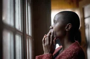 Joy (Eliane Umuhire) nach Pierres Tod