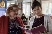 Siebenstein (Henriette Heinze) kann sich nicht erinnern, wann sie den Auftrag für die wertvolle Puppe von Oma Lene (Christiane Ziehl) angenommen hat. Siebenstein (Henriette Heinze) kann sich nicht erinnern, wann sie den Auftrag für die wertvolle Puppe von Oma Lene (Christiane Ziehl) angenommen hat.