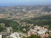 Blick von der Maurenburg auf Sintra mit dem Königsschloss (Palácio Nacional). Blick von der Maurenburg auf Sintra mit dem Königsschloss (Palácio Nacional).