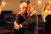 Frau Ritter (Alexandra Prusa) und W&ouml;ller (Fritz Wepper) beim Tanzen.
