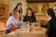 Schwester Felicitas ist der Ansicht, dass W&ouml;ller das Essen versalzen hat (v.li.: Fritz Wepper, Emanuela von Frankenberg, Janina Hartwig, Karin Gregorek).