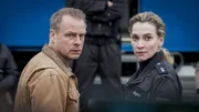 Ein Blindgänger in Schwanitz! Hauke Jacobs (Hinnerk Schönemann) und Hannah Wagner (Jana Klinge) unterstützen bei der Bombenentschärfung. Ein Blindgänger in Schwanitz! Hauke Jacobs (Hinnerk Schönemann) und Hannah Wagner (Jana Klinge) unterstützen bei der Bombenentschärfung.