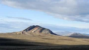 Baumlos und öde liegt die Landschaft von Ellesmere Island vor einem, doch die grandiose Fernsicht ist überwältigend. Baumlos und öde liegt die Landschaft von Ellesmere Island vor einem, doch die grandiose Fernsicht ist überwältigend.