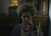 Jenny (Karen Dahmen) wird von Aaron mit einem Tomatensaft überrascht. Jenny (Karen Dahmen) wird von Aaron mit einem Tomatensaft überrascht.