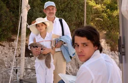 Familienurlaub auf Mallorca: Joe (Kostja Ullmann, r.), sein Vater Matthias (Rolf Kanies, M.) und seine Schwester Sarah (Luise Befort, l.).