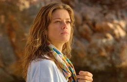 Rosemarie (Marie B&auml;umer) bemerkt im Urlaub am Strand, dass sie beobachtet wird.