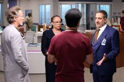 (l-r) Steven Weber als Dean Archer, S. Epatha Merkerson als Sharon Goodwin, Brian Tee als Ethan Choi, Marc Grapey als Peter Kalmick