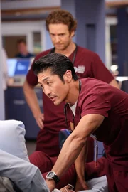 (l-r) Nick Gehlfuss als Will Halstead, Brian Tee als Ethan Choi