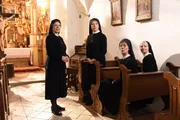 Die Mutter Oberin teilt den Nonnen mit, dass sie das Kloster verkaufen muss (v.li.: Nina Hoger, Janina Hartwig, Karin Gregorek, Emanuela von Frankenberg). Die Mutter Oberin teilt den Nonnen mit, dass sie das Kloster verkaufen muss (v.li.: Nina Hoger, Janina Hartwig, Karin Gregorek, Emanuela von Frankenberg).