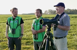 Bereichsleiter mit Ornithologe Dr. Norbert Sch&auml;ffer, (r.) Vorsitzender des Landesbund f&uuml;r Vogel- und Naturschutz in Bayern (LBV) bei der Beobachtung von Wiesenbr&uuml;tern