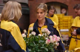 Zur&uuml;ck in Berlin, erh&auml;lt Rosemarie (Marie B&auml;umer, r.) &uuml;berraschend Rosen von ihrem jungen Verehrer.