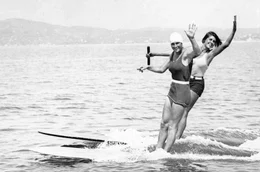 1923 findet die erste touristische Sommersaison an der C&ocirc;te dAzur statt.