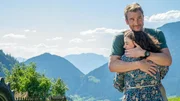 Der Bergdoktor Staffel 16 Eine schwere Last – Teil 2 Mann mit Tochter: Heiko Ruprecht als Hans Gruber, Ronja Forcher als Lilli Gruber Der Bergdoktor Staffel 16 Eine schwere Last – Teil 2 Mann mit Tochter: Heiko Ruprecht als Hans Gruber, Ronja Forcher als Lilli Gruber