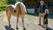 Der Bergdoktor Staffel 16 Wer wir sind – Teil 2 Pferd, Mann und Frau: Götz Otto als Wolfram Gessner, Christine Urspruch als Andrea Hoffmann Der Bergdoktor Staffel 16 Wer wir sind – Teil 2 Pferd, Mann und Frau: Götz Otto als Wolfram Gessner, Christine Urspruch als Andrea Hoffmann