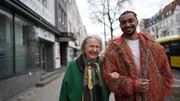Louis kümmert sich um seine Oma und ist zu ihr gezogen. Louis kümmert sich um seine Oma und ist zu ihr gezogen.