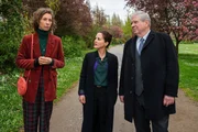 Oberstaatsanwalt Bernd Reuther (Rainer Hunold, r.) befragt Eva Lemke (Linda Pöppel, l.) und Jenny Lemke (Sevda Polat, M.) zur ermordeten Sofia Nikova. Waren die beiden womöglich an dem Mord beteiligt? Oberstaatsanwalt Bernd Reuther (Rainer Hunold, r.) befragt Eva Lemke (Linda Pöppel, l.) und Jenny Lemke (Sevda Polat, M.) zur ermordeten Sofia Nikova. Waren die beiden womöglich an dem Mord beteiligt?