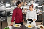 Ausgerechnet Leon Müller (Aaron Karl) wird Isabell Wagners (Nele Schepe) neuer Chefkoch. Ausgerechnet Leon Müller (Aaron Karl) wird Isabell Wagners (Nele Schepe) neuer Chefkoch.