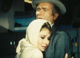 Holly (Audrey Hepburn) l&auml;sst ihren Ehemann Doc (Buddy Ebsen) und die texanische Provinz hinter sich, um nach New York zu gehen.