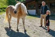 Die anfänglichen Spannungen zwischen Andrea Hoffmann (ChrisTine Urspruch) und Wolfram Gessner (Götz Otto) haben sich gelegt. Dass die beiden etwas ganz Besonderes verbindet, ahnen sie aber noch nicht. Die anfänglichen Spannungen zwischen Andrea Hoffmann (ChrisTine Urspruch) und Wolfram Gessner (Götz Otto) haben sich gelegt. Dass die beiden etwas ganz Besonderes verbindet, ahnen sie aber noch nicht.