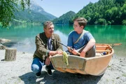 Sammy Federer (Emil Knapp, r.) leidet unter starken Kopfschmerzen, verbunden mit besorgniserregenden Symptomen. Kann Dr. Martin Gruber (Hans Sigl, l.) die Ursache dafür herausfinden? Sammy Federer (Emil Knapp, r.) leidet unter starken Kopfschmerzen, verbunden mit besorgniserregenden Symptomen. Kann Dr. Martin Gruber (Hans Sigl, l.) die Ursache dafür herausfinden?