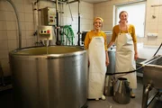 Mona mittendrin Auf der Geissalp Staffel 6 Folge 2 Mona Vetsch mit der Sennin Sara Obrecht auf der Alp Puzzetta (GR). Mona mittendrin Auf der Geissalp Staffel 6 Folge 2 Mona Vetsch mit der Sennin Sara Obrecht auf der Alp Puzzetta (GR).