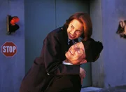 Katrin (Tanya Neufeldt) und Richard (Martin Semmelrogge) freuen sich wahnsinnig, daß Katrins Flucht dank Richards Verkleidung als Gefängnispfarrer geglückt ist. Katrin (Tanya Neufeldt) und Richard (Martin Semmelrogge) freuen sich wahnsinnig, daß Katrins Flucht dank Richards Verkleidung als Gefängnispfarrer geglückt ist.