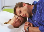 Lollo (Isabella Schmid) wacht aus der Narkose auf. Daniel (Rainer Frank) bangt mit ihr: War der Tumor bösartig? Lollo (Isabella Schmid) wacht aus der Narkose auf. Daniel (Rainer Frank) bangt mit ihr: War der Tumor bösartig?