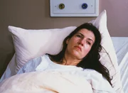 Walter (Katy Karrenbauer) liegt nach ihrer Fehlgeburt im Krankenbett. Walter (Katy Karrenbauer) liegt nach ihrer Fehlgeburt im Krankenbett.