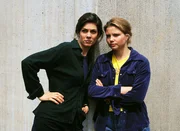 Susanne (Cheryl Shepard, li.) und Vivi (Annette Frier) beobachten leicht verbittert, wie sich Walter von Mona einwickeln läßt. Susanne (Cheryl Shepard, li.) und Vivi (Annette Frier) beobachten leicht verbittert, wie sich Walter von Mona einwickeln läßt.
