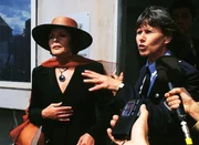 Unter großem Presseaufgebot wird die hochmütige Millionärin Katharina v. Preiss (Christine Wodetzky, l.) eingeliefert. Jutta (Claudia Loerding) versucht die Reporter zurückzuhalten. Unter großem Presseaufgebot wird die hochmütige Millionärin Katharina v. Preiss (Christine Wodetzky, l.) eingeliefert. Jutta (Claudia Loerding) versucht die Reporter zurückzuhalten.