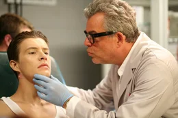 Frankenstein (Xavier Samuel) erwacht als h&uuml;bscher junger Mann in einem geheimen Hightech-Labor, erschaffen von zwei Wissenschaftlern (Danny Huston als Viktor Frankenstein,r.), die sich sofort r&uuml;hrend um ihr neues &bdquo;Baby&ldquo; k&uuml;mmern.