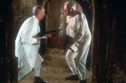 Kunsth&auml;ndler Balduin Mezeray (Louis de Funes, l.) vernimmt Ger&auml;usche aus den Kellergew&ouml;lben des Schlosses. Mit einem Gewehr bewaffnet, geht er den unheimlichen Ger&auml;uschen auf den Grund und trifft auf den ebenfalls ver&auml;ngstigten Legrain (Jean Gabin).  +++ Die Verwendung des sendungsbezogenen Materials ist nur mit dem Hinweis und Verlinkung auf RTL+ gestattet. +++