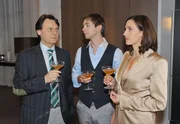 Geschickt gaukeln Gerner (Wolfgang Bahro, l.) und Katrin (Ulrike Frank) Patrick (Bj&ouml;rn Harras) vor, wieder zur Familie zu geh&ouml;ren, wenn er wieder ins Gef&auml;ngnis zur&uuml;ckgehen wird.
