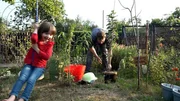 Henning, Anja und ihre Tochter Pauline haben im Baumarkt einen Obstbaum gekauft, der nun fachm&auml;nnisch eingepflanzt werden muss.