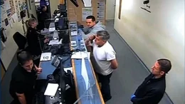 Andrew Jones (im wei&szlig;en Shirt) bei der Polizei  Die Verwendung des sendungsbezogenen Materials ist nur mit dem Hinweis und Verlinkung auf RTL+ gestattet.