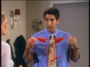 Ross (David Schwimmer, r.) hat seine Probleme damit, dass seine Freundin ihren Urlaub leicht bekleidet am Strand verbringen will. Ross (David Schwimmer, r.) hat seine Probleme damit, dass seine Freundin ihren Urlaub leicht bekleidet am Strand verbringen will.