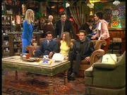 Rachel (Jennifer Aniston, M.) kann es nicht fassen: Sowohl Phoebe (Lisa Kudrow, l.) als auch Chandler (Matthew Perry, M. hinten) und Monica (Courteney Cox, r.) präsentieren ihr einen Begleiter für einen Ball. Rachel (Jennifer Aniston, M.) kann es nicht fassen: Sowohl Phoebe (Lisa Kudrow, l.) als auch Chandler (Matthew Perry, M. hinten) und Monica (Courteney Cox, r.) präsentieren ihr einen Begleiter für einen Ball.
