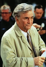 Lt. Columbo (Peter Falk) rekonstruiert den Tathergang des Mordes an der Kolumnistin Verity Chandler.