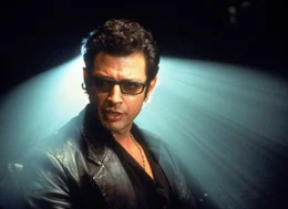 Der Mathematiker Dr. Ian Malcolm (Jeff Goldblum) glaubt nicht, dass man lebende Wesen dauerhaft unter Kontrolle halten kann und warnt davor, was passieren kann, sollten die Saurier die Sicherheitsvorrichtungen des Parks &uuml;berwinden.  +++ Die Verwendung des sendungsbezogenen Materials ist nur mit dem Hinweis und Verlinkung auf RTL+ gestattet. +++