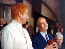 Andr&eacute; Castagnier (Robert Dh&eacute;ry, l.), Louis-Philippe Fourchaume (Louis de Fun&egrave;s)  +++ Die Verwendung des sendungsbezogenen Materials ist nur mit dem Hinweis und Verlinkung auf RTL+ gestattet. +++
